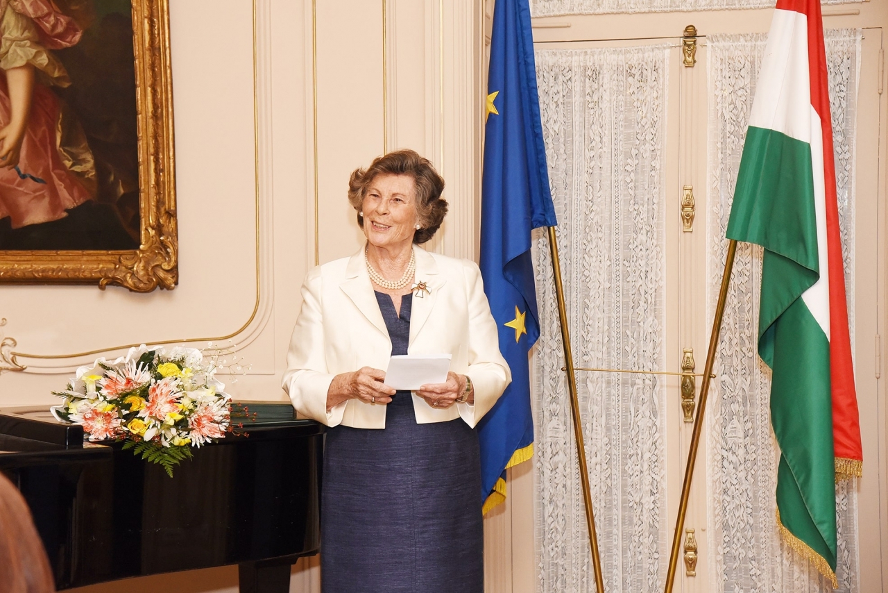 Diane Villax receives the Officer s Cross of the Order of Merit of Hungary | Hovione