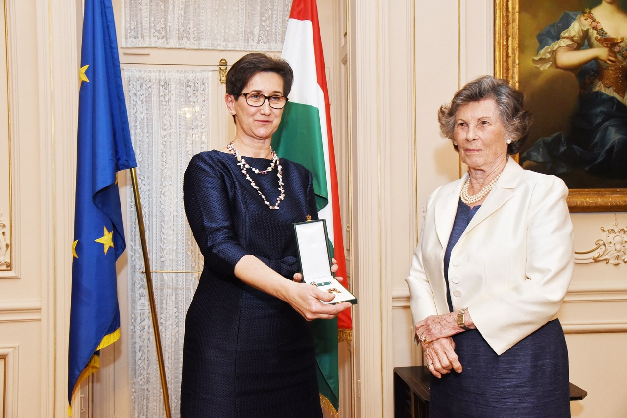 Diane Villax receives the Officer’s Cross of the Order of Merit of Hungary | Hovione